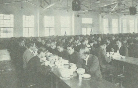 旧制甲南高等学校に平生が寄贈した大食堂では、教師も生徒も互いの垣根を越えて食事をした。