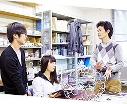 学修支援室で自主的な学びをサポート。