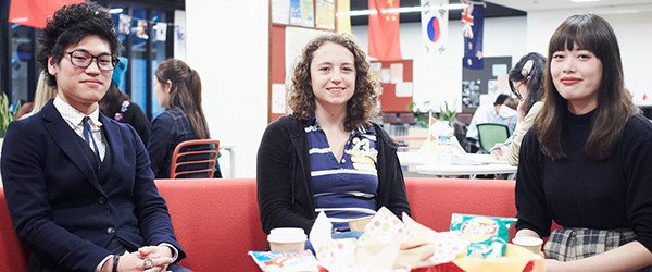 Point 03 学生同士での会話だから、授業よりも自然に英語が楽しめる。