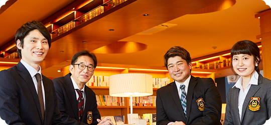 左から、モロゾフ株式会社マーケティング本部 田口了一さん / 経営学部 西村順二教授 / 経営学部3年生 深町肇さん / 経営学部3年生 向家(むこうや)夏希さん